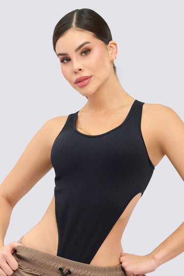 Body seamless color negro, con cintura descubierta y sin mangas. 