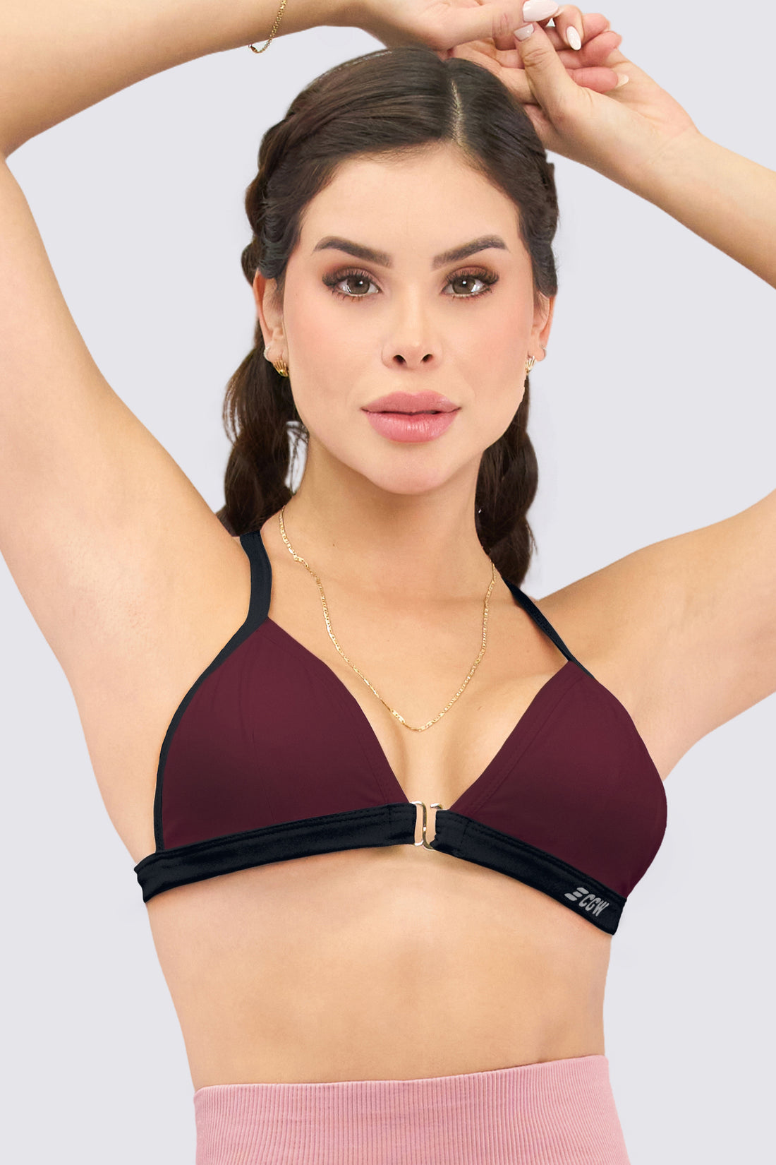 Top deportivo estilo bralette color cerezo oscuro con negro, soporte ligero y cómodo. 