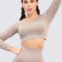 Buzo deportivo marfil con patrones de animal print.