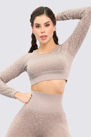 Buzo deportivo marfil con patrones de animal print.