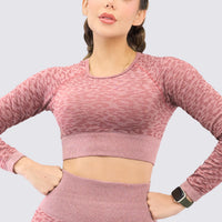 Buzo deportivo color palo de rosa, con patrones de animal print.