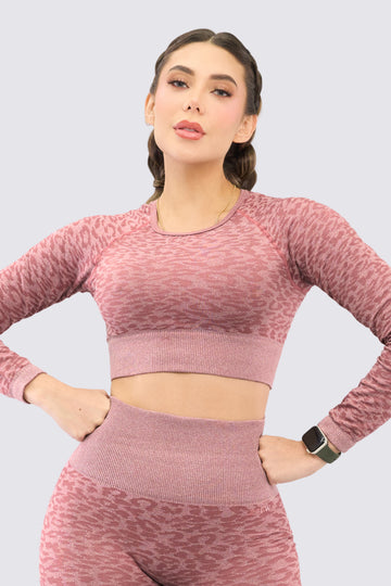 Buzo deportivo color palo de rosa, con patrones de animal print.