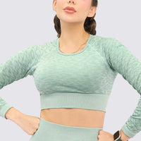 Buzo deportivo color verde claro, con patrones de animal print.