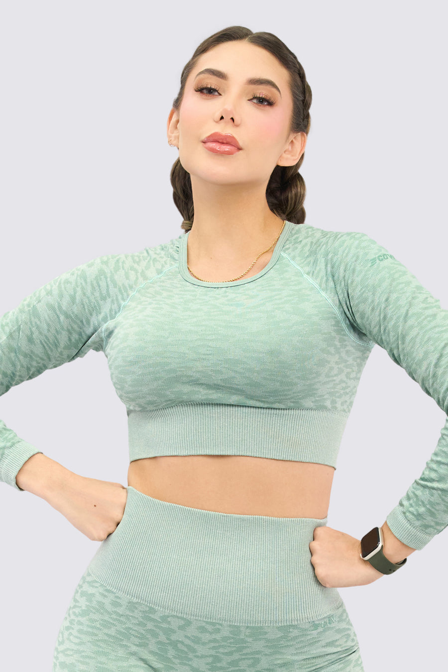 Buzo deportivo color verde claro, con patrones de animal print.