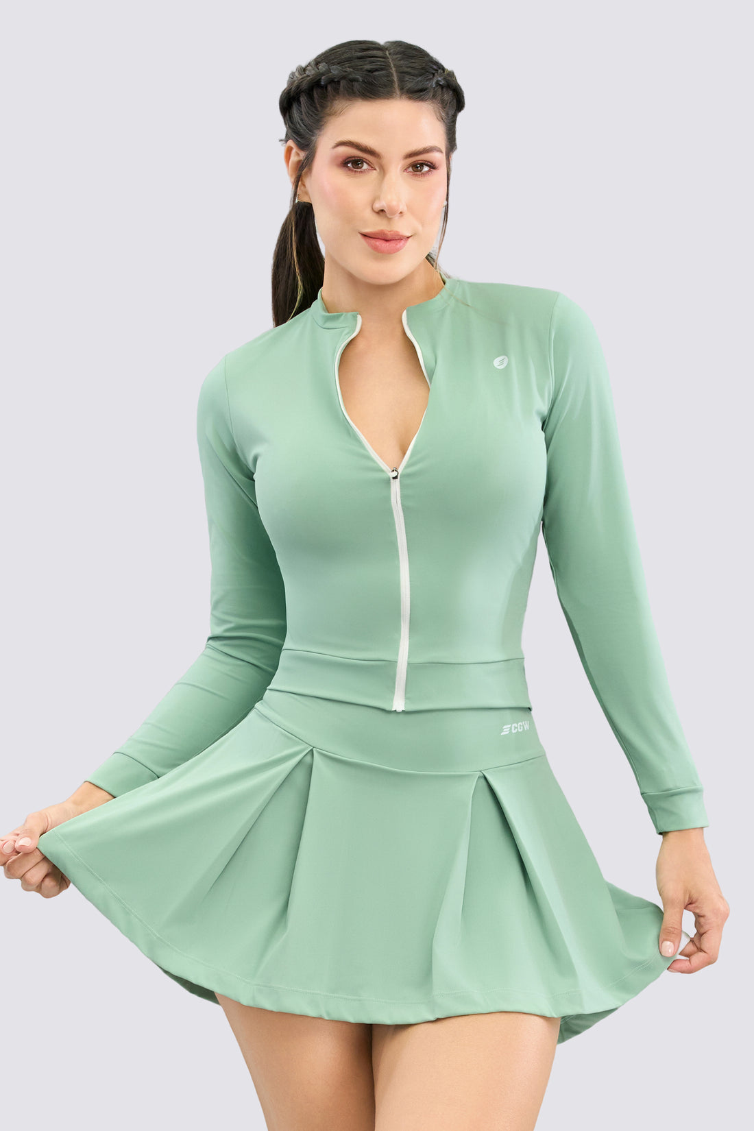 Chaqueta color verde con cierre frontal en colo blanco, de tacto suave y que se ajusta a la silueta brindando alto soporte. 
