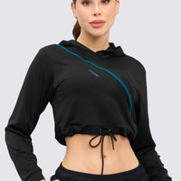 Buzo deportivo color negro, con capucha y cintura ajustable. 