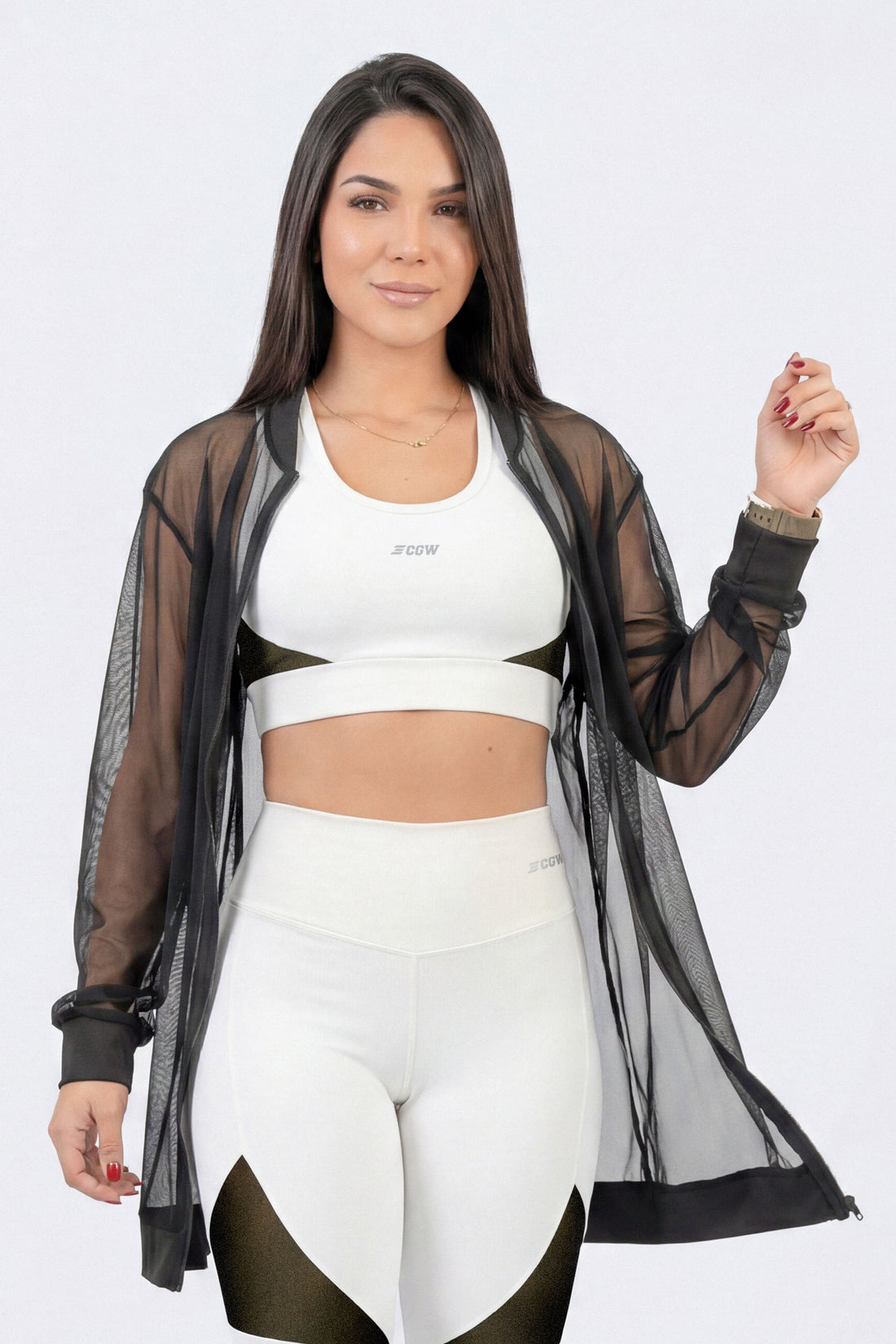 Buzo en malla estilo oversize, con cierre frontal, peso ligero y secado rápido. 