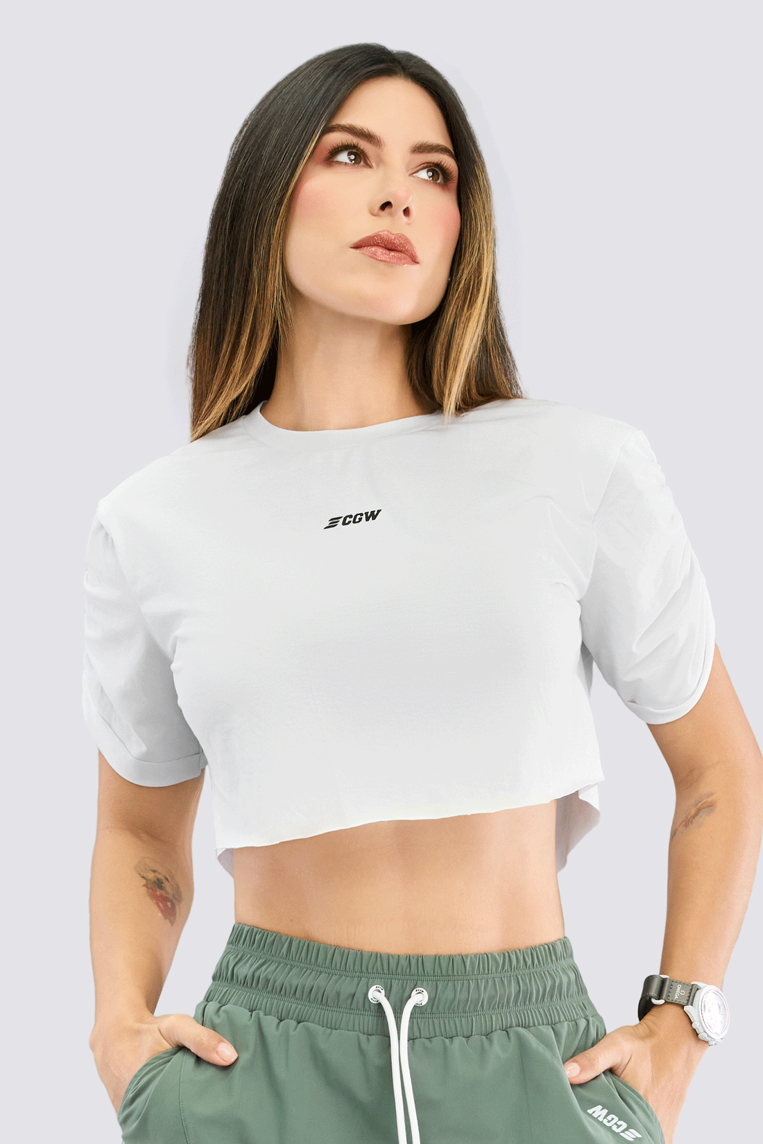 CAMISETA CROP COLOR BLANCO CON CORTES HECHOS A MANO. 