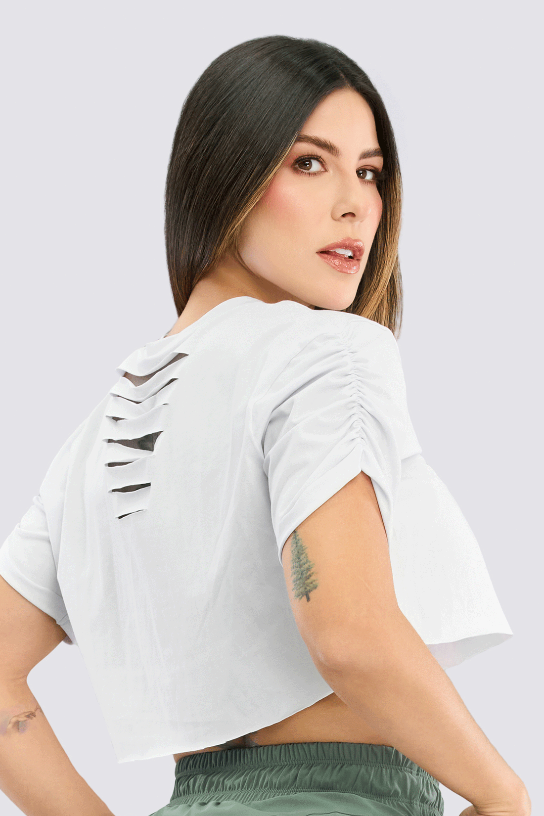 CAMISETA CROP BLANCA CON CORTES TRASEROS RVC