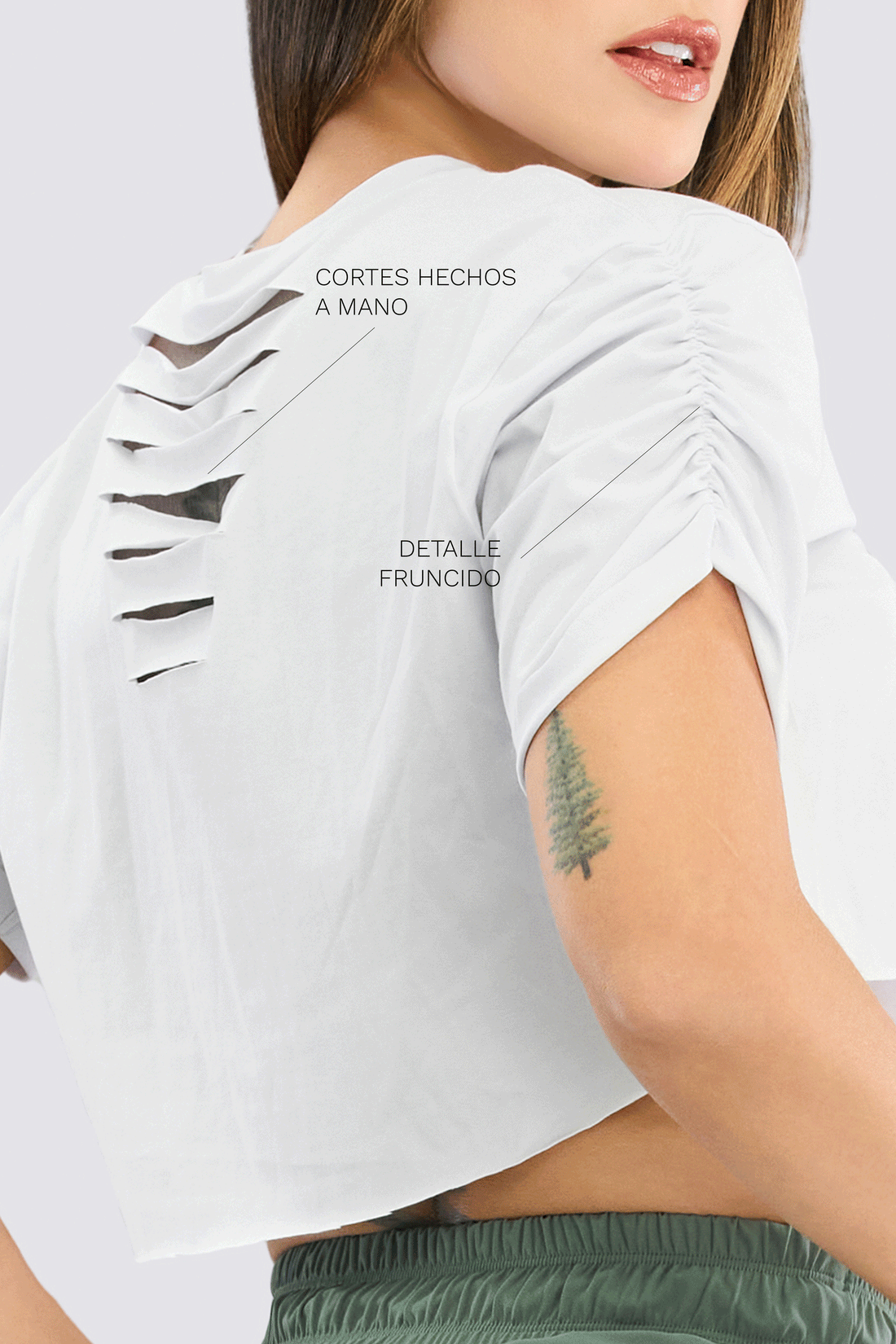 CAMISETA CROP BLANCA CON CORTES TRASEROS RVC