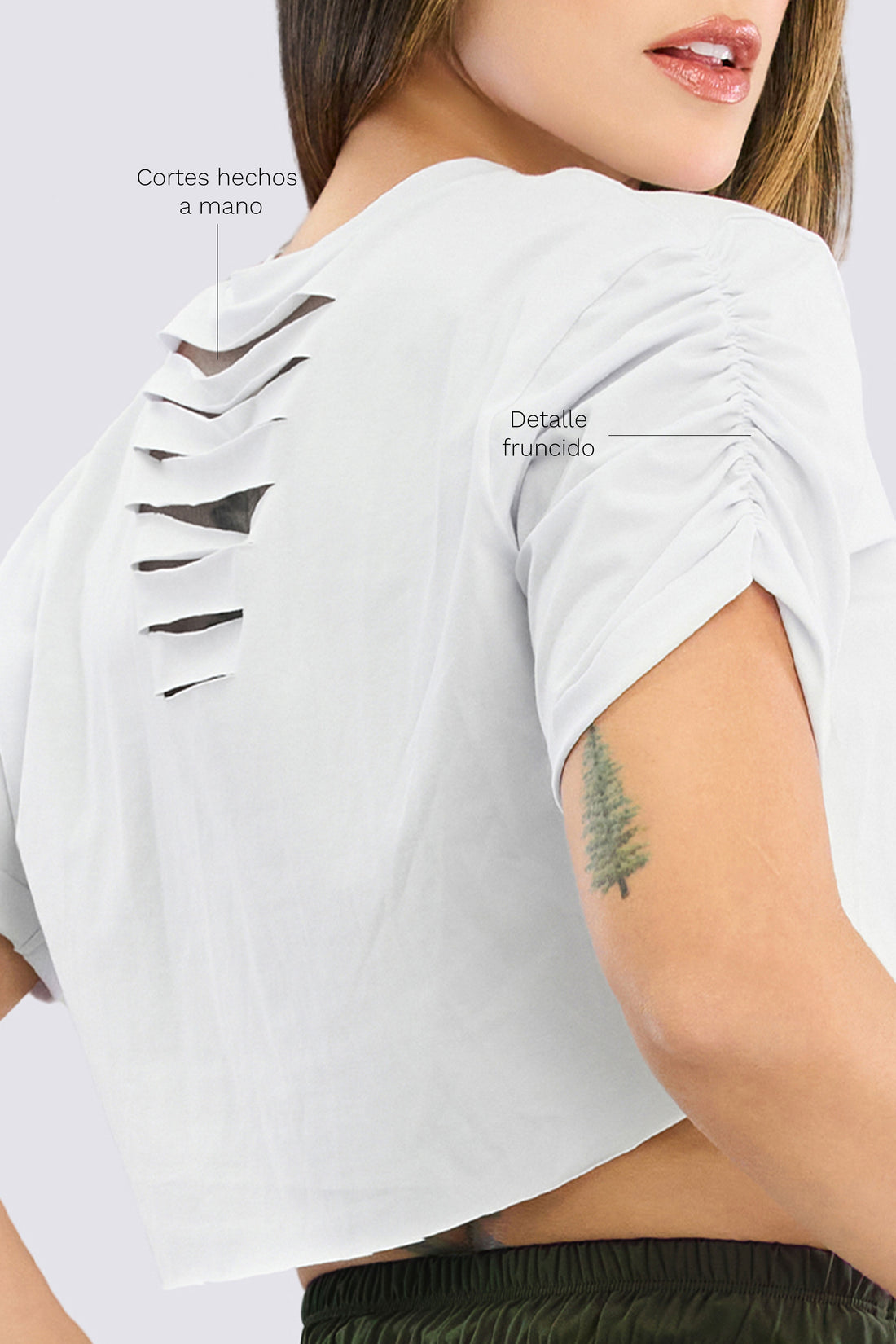 CAMISETA CROP BLANCA CON CORTES TRASEROS RVC