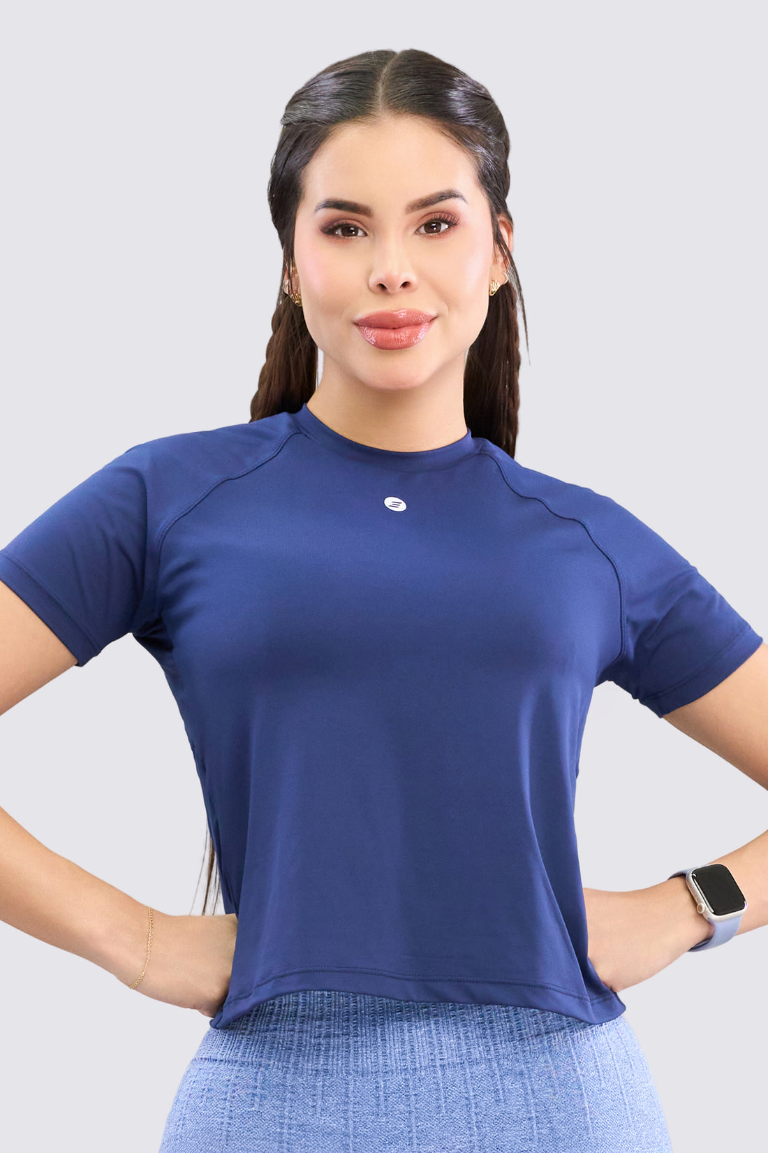 Camiseta deportiva color azul marino con malla en la espalda. 