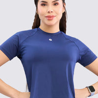 Camiseta deportiva color azul marino con malla en la espalda. 
