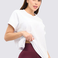 Camiseta deportiva color blanco en tela burda, estilo oversize. 