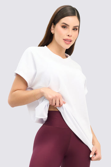 Camiseta deportiva color blanco en tela burda, estilo oversize. 