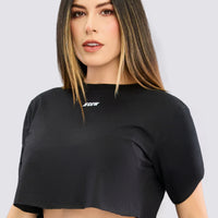 Camiseta deportiva crop, color negro, con rasgados hechos a mano. 