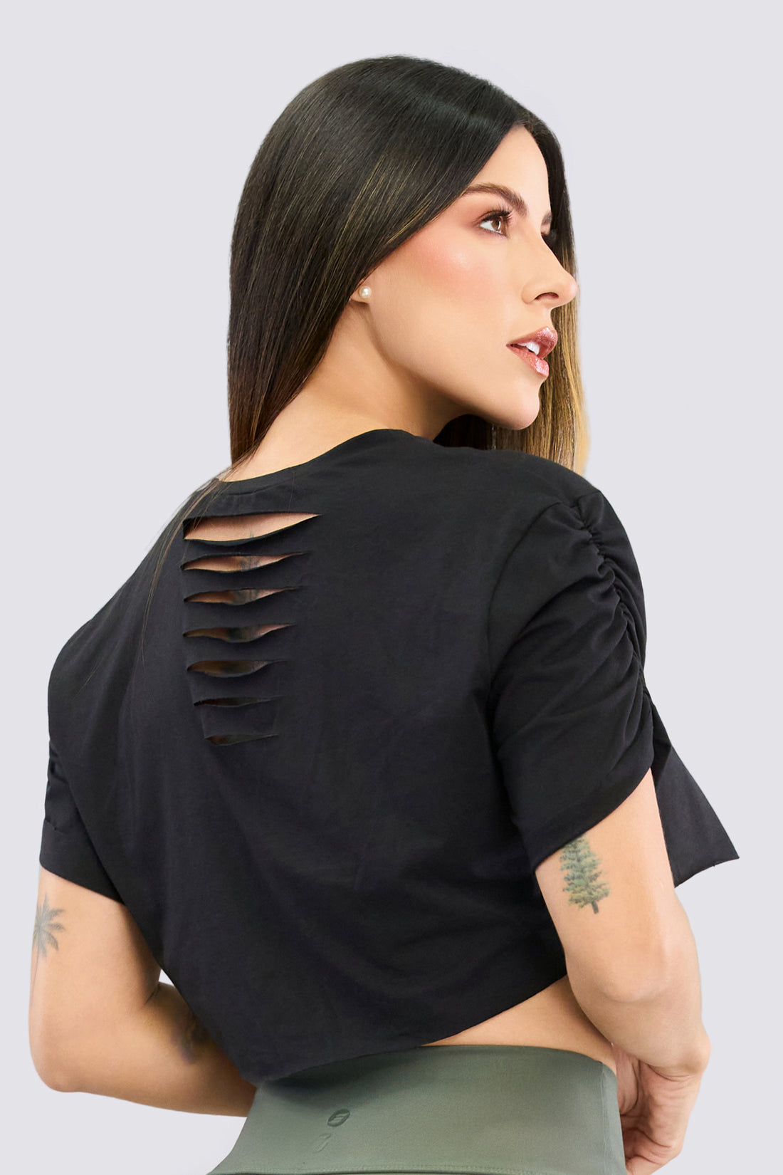 CAMISETA CROP NEGRA CON CORTES TRASEROS RVC