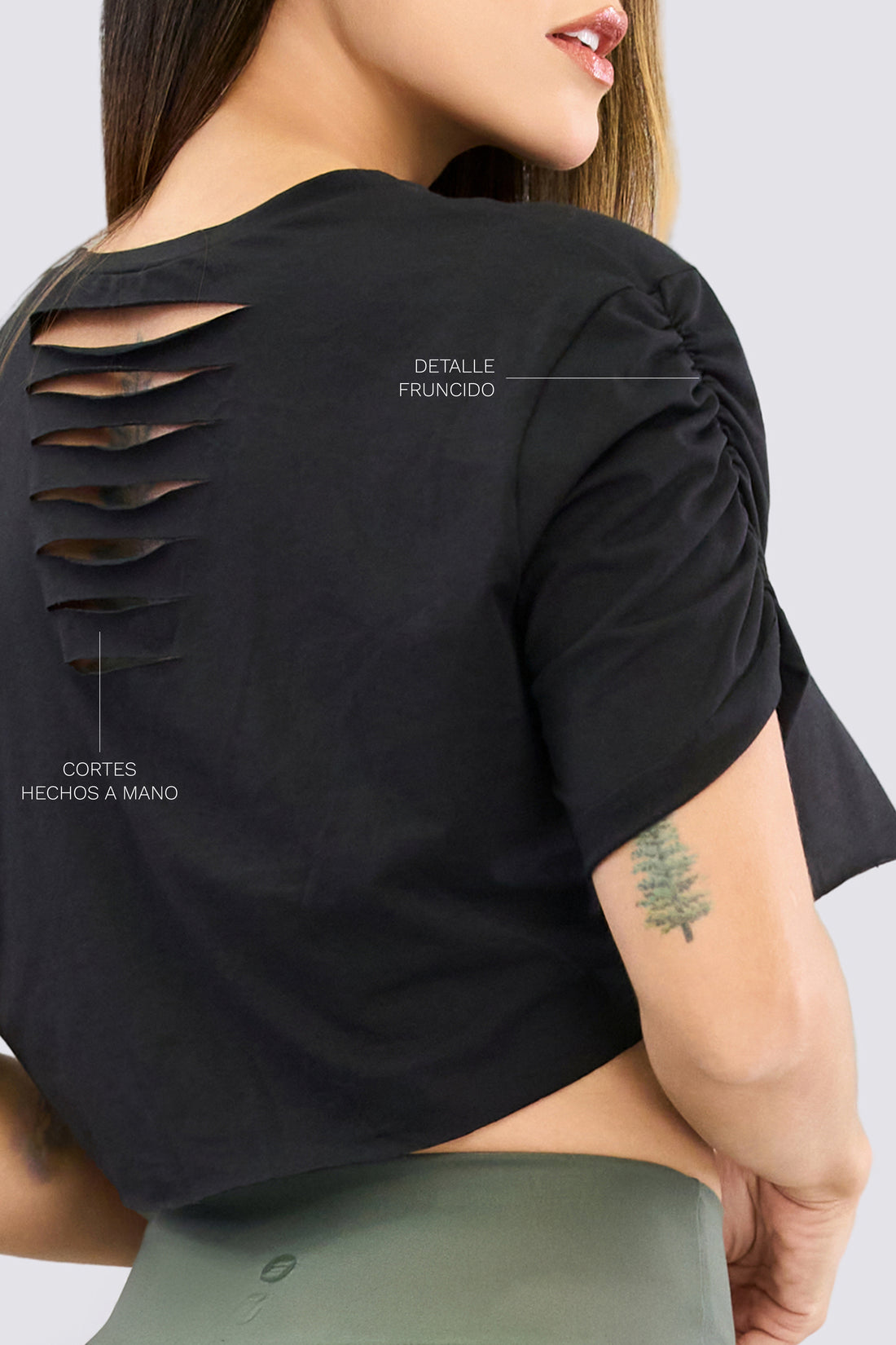 CAMISETA CROP NEGRA CON CORTES TRASEROS RVC