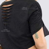 CAMISETA CROP NEGRA CON CORTES TRASEROS RVC