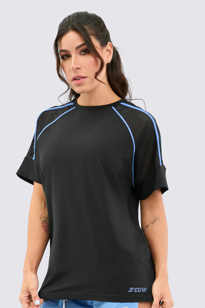 Camiseta deportiva color negro, con malla en mangas y detalles en venas azules 