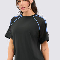 Camiseta deportiva color negro, con malla en mangas y detalles en venas azules 