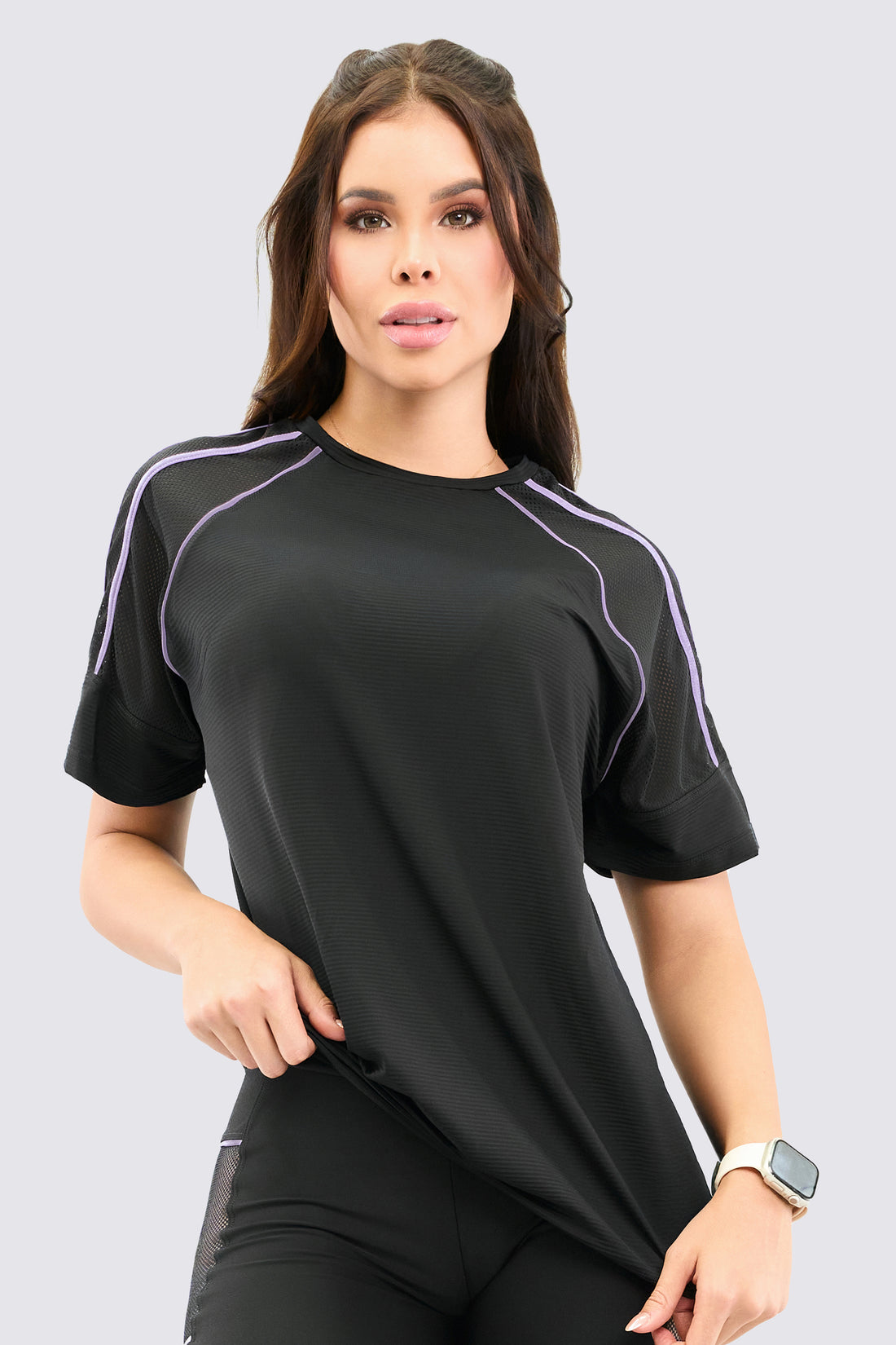 Camiseta deportiva color negro, con malla en mangas y detalles en venas lila