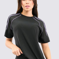 Camiseta deportiva color negro, con malla en mangas y detalles en venas lila