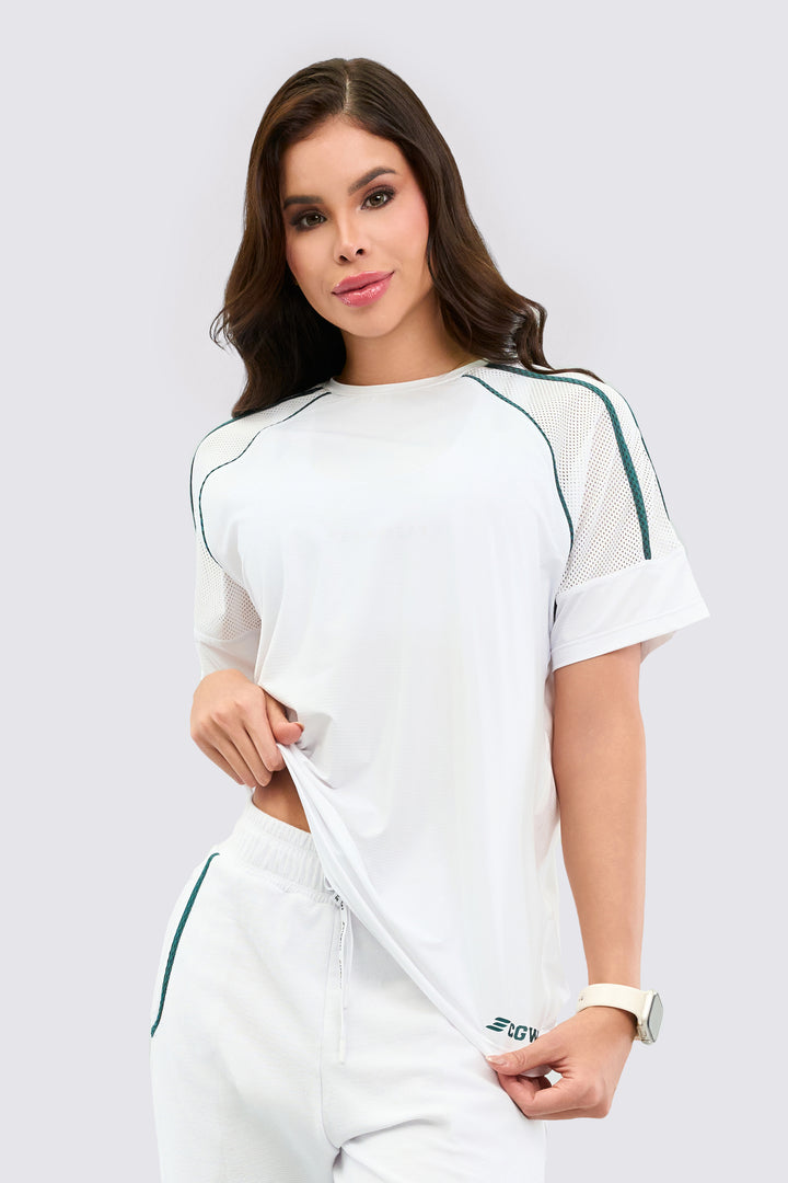 Camiseta deportiva color blanco, con malla en mangas y detalles en venas verde jade 