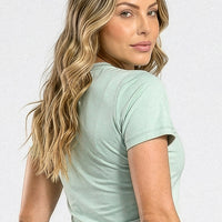 Blusa deportiva color verde claro ajuste suave y cómodo.
