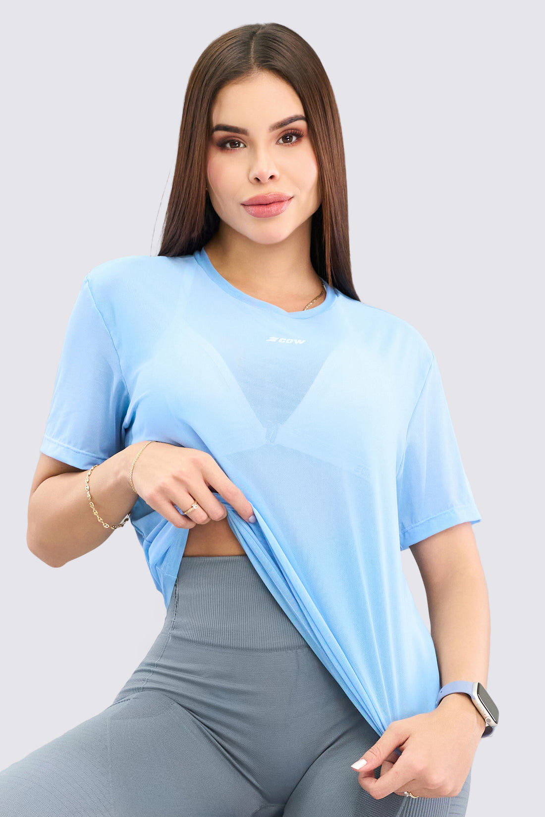 Camiseta color azul claro, en malla, diseño oversize, secado rápido y ajuste perfecto. 