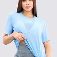 Camiseta color azul claro, en malla, diseño oversize, secado rápido y ajuste perfecto. 