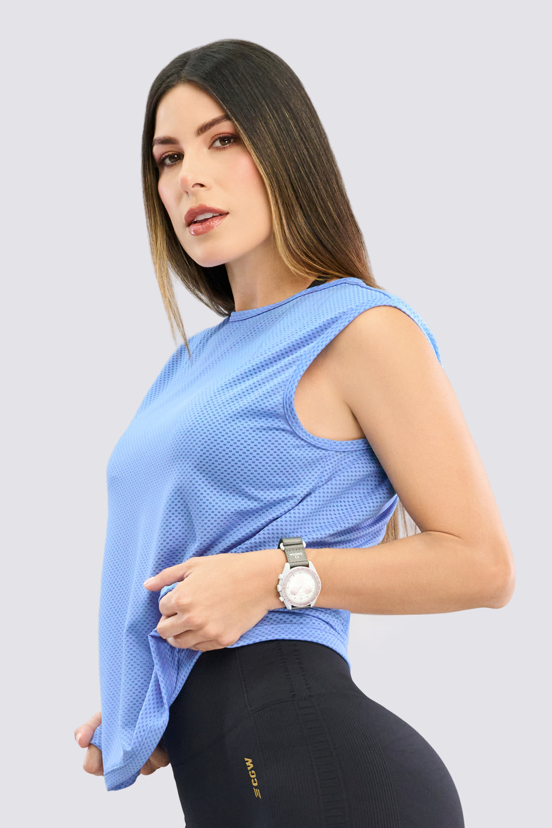 Camiseta manga sisa color azul claro, tejido tipo mesh de estilo cómodo y suave. 