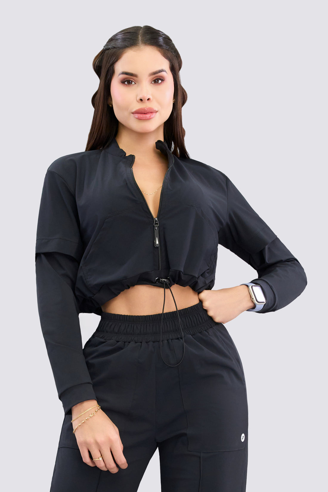 Chaqueta color negro, con cierre frontal, ajuste en la cintura y tacto suave. 