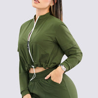 Chaqueta verde militar con cierre frontal, bolsillos, y ajuste regulable en la cintura. 