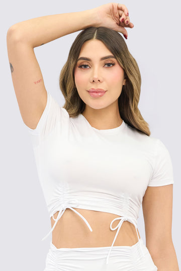 Top deportivo color blanco, con fruncido delantero, ajuste suave, y con libertad de movimiento. 