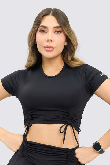 CropTop deportivo color negro, con fruncido delantero, ajuste perfecto y flexibilidad para cualquier actividad deportiva. 