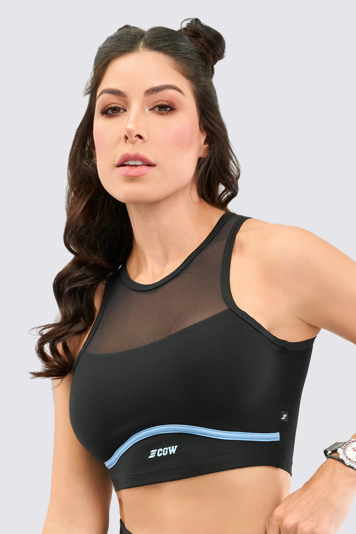 CropTop deportivo color negro con venas en color azul hortensia, tiene paneles de malla que crean una ventilación perfecta. 