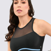 CropTop deportivo color negro con venas en color azul hortensia, tiene paneles de malla que crean una ventilación perfecta. 