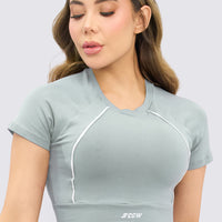 Crop Top deportivo color gris, con ajuste perfecto y alto soporte. 