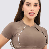 Crop Top deportivo color moca con ajuste perfecto y compresión. 