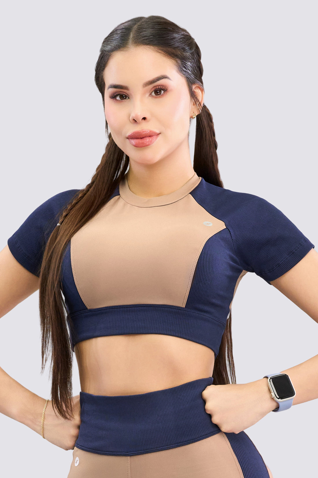 Crop top deportivo color mocca con detalles texturizados azul marino, ajuste perfecto y que se adapta a la figura. 