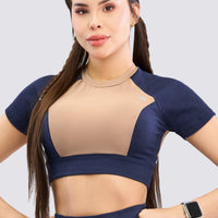 Crop top deportivo color mocca con detalles texturizados azul marino, ajuste perfecto y que se adapta a la figura. 