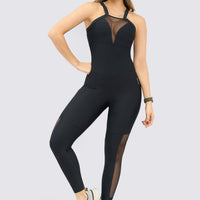 Enterizo color negro con malla delantera, escote trasero.