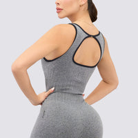 Enterizo deportivo color negro, con compresión muscular, escote trasero.