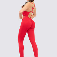 Leggings color rojo con escote trasero y arrunche en glúteos. 
