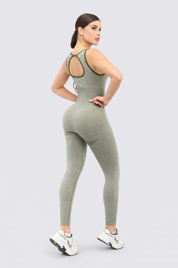 Enterizo seamless color verde, con escote trasero y compresión muscular. 