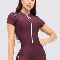 Enterizo deportivo color vinotinto con cierre frontal, paneles de malla laterales para mayor ventilación. 