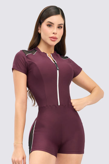 Enterizo deportivo color vinotinto con cierre frontal, paneles de malla laterales para mayor ventilación. 