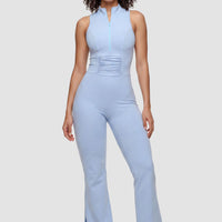 Enterizo en color baby blue, con cierre frontal, arrunchado frontal y ajustado al cuerpo. 