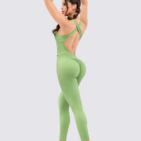 Enterizo deportivo color verde que combina funcionalidad y estilo. Con líneas tipo corset, escote en V profundo en la espalda y arrunche en la cola.